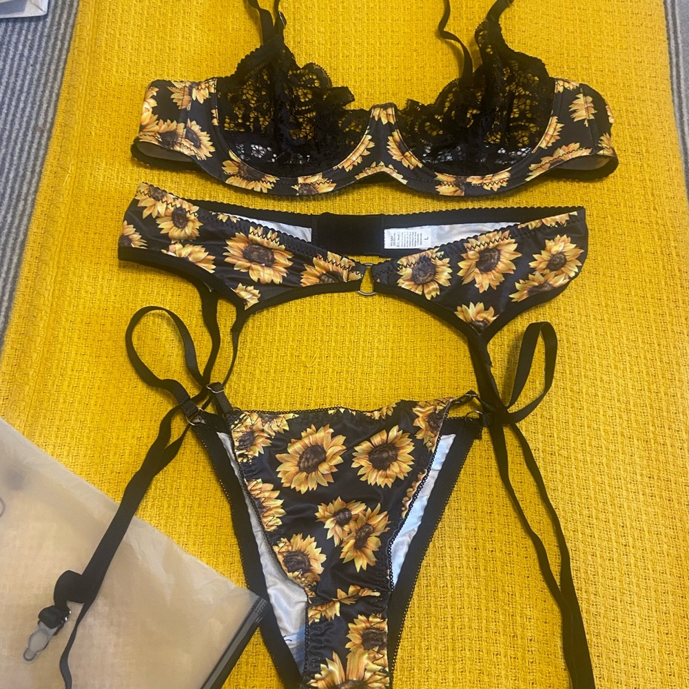 🔥NWT🔥Sunflower Print Women's Lingerie Set